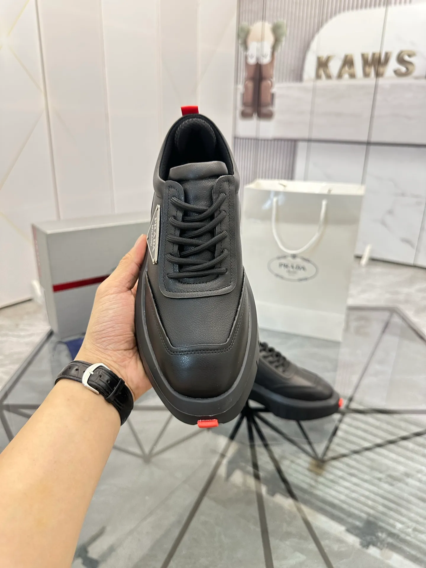 Selling men's shoes 💰: 💰P560¥ High-end top quality Product trademark: Prada * "Prada*" low-top casual shoes Regular size: 35-45 (can be customized to 46) Couple style Product material: imported first-layer cowhide leather upper, breathable lining, original outsole. No.: H201